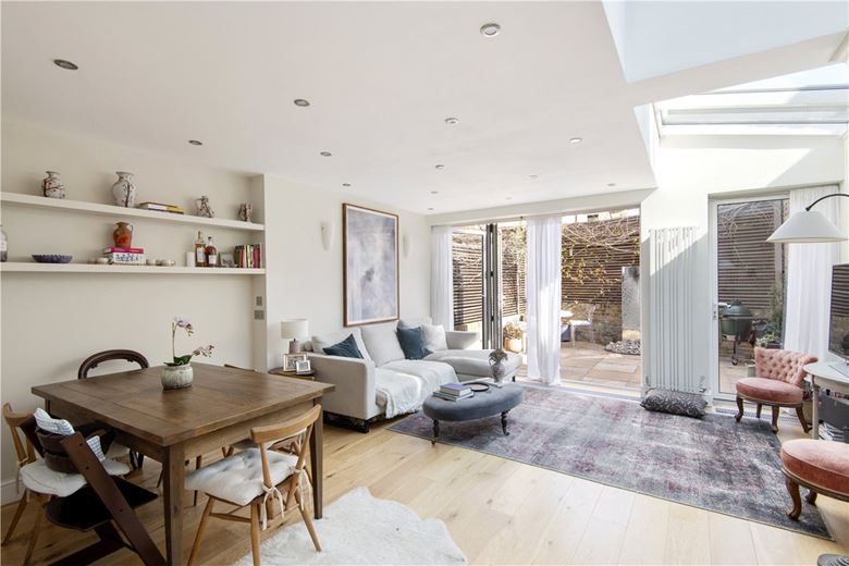 2 bedroom flat, Webb's Road, London SW11 - Available