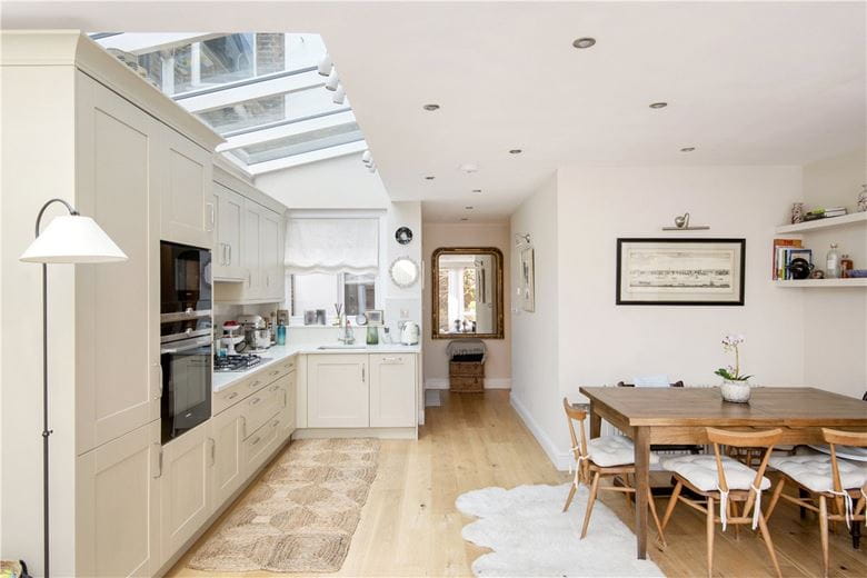 2 bedroom flat, Webb's Road, London SW11 - Available