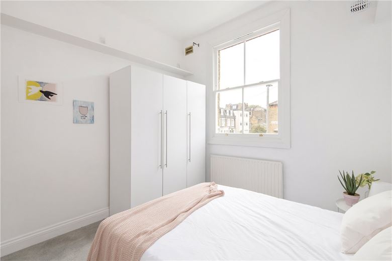 2 bedroom flat, Nottingham Road, London SW17 - Available