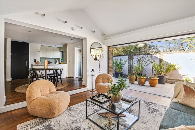 1 bedroom house, St. Anthony's Close, College Gardens SW17 - Available