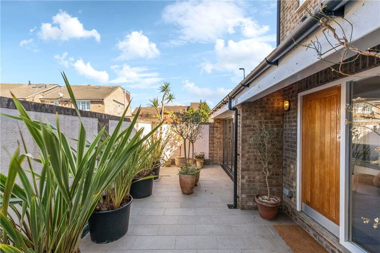 1 bedroom house, St. Anthony's Close, College Gardens SW17 - Available