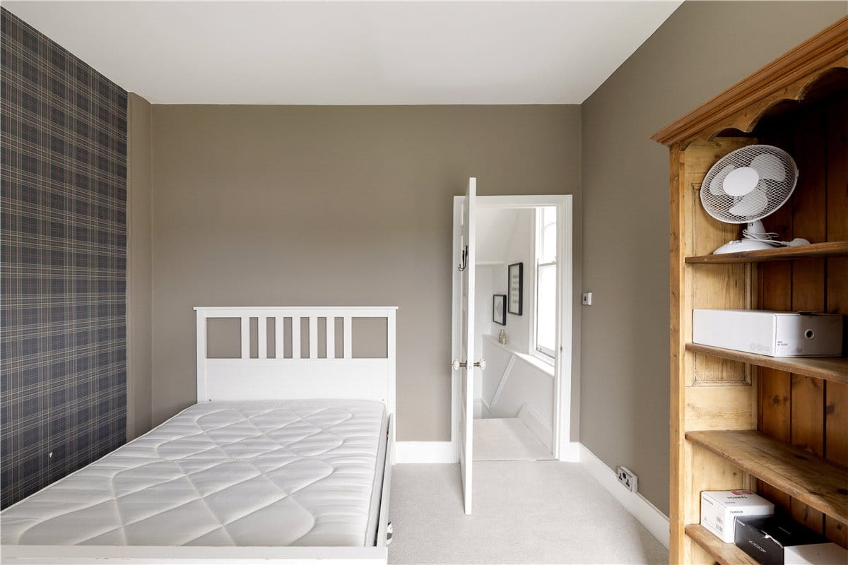 3 bedroom flat, Mayford Road, London SW12 - Sold