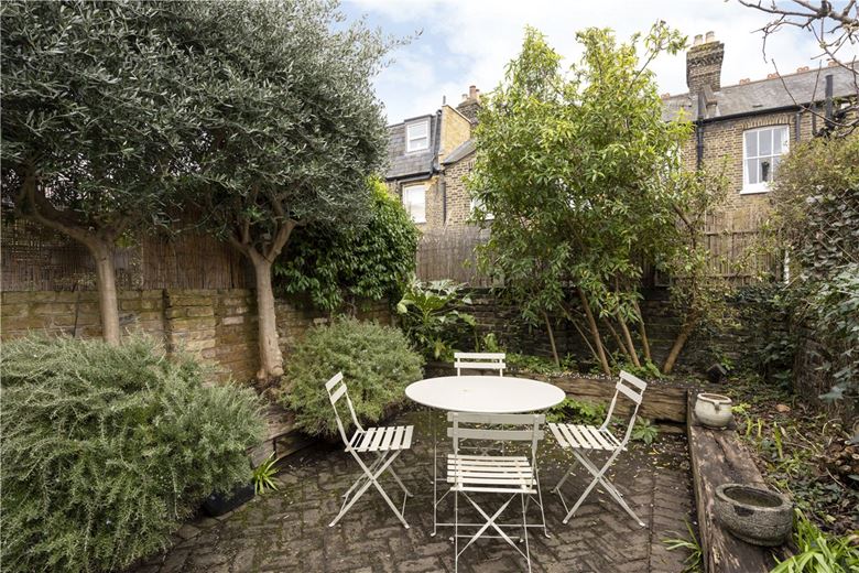 2 bedroom house, Sabine Road, London SW11 - Available