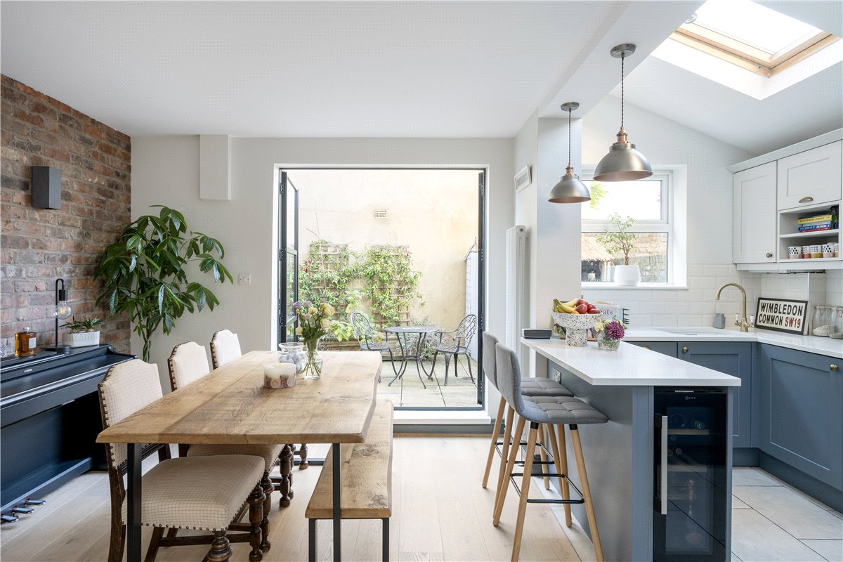 2 bedroom flat, Foxmore Street, London SW11 - Sold