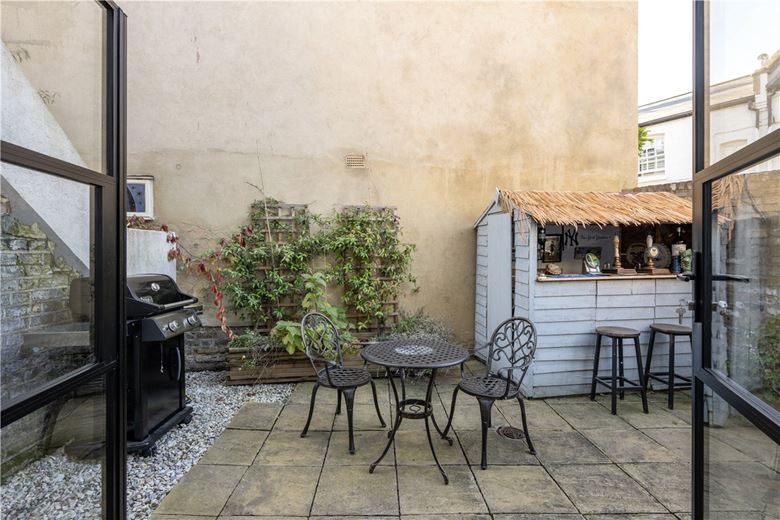 2 bedroom flat, Foxmore Street, London SW11 - Sold