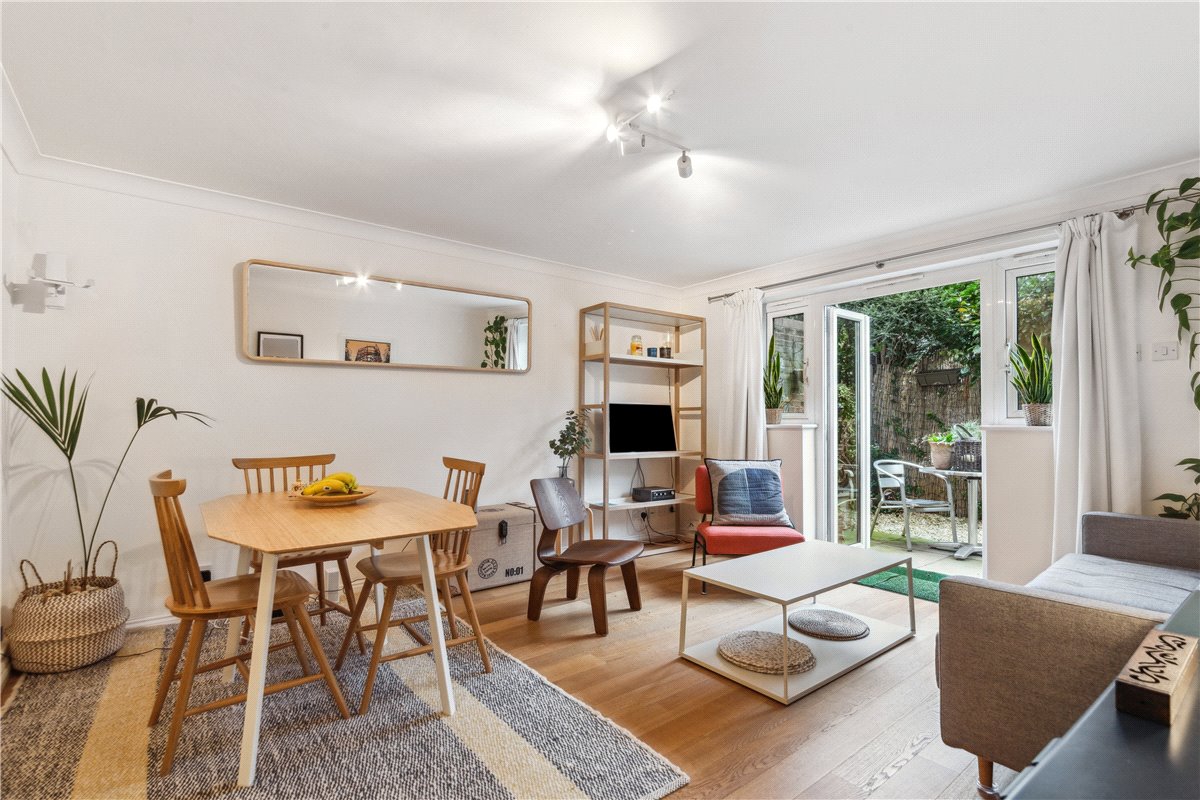 2 bedroom flat, St. James's Drive, London SW12 - Sold STC