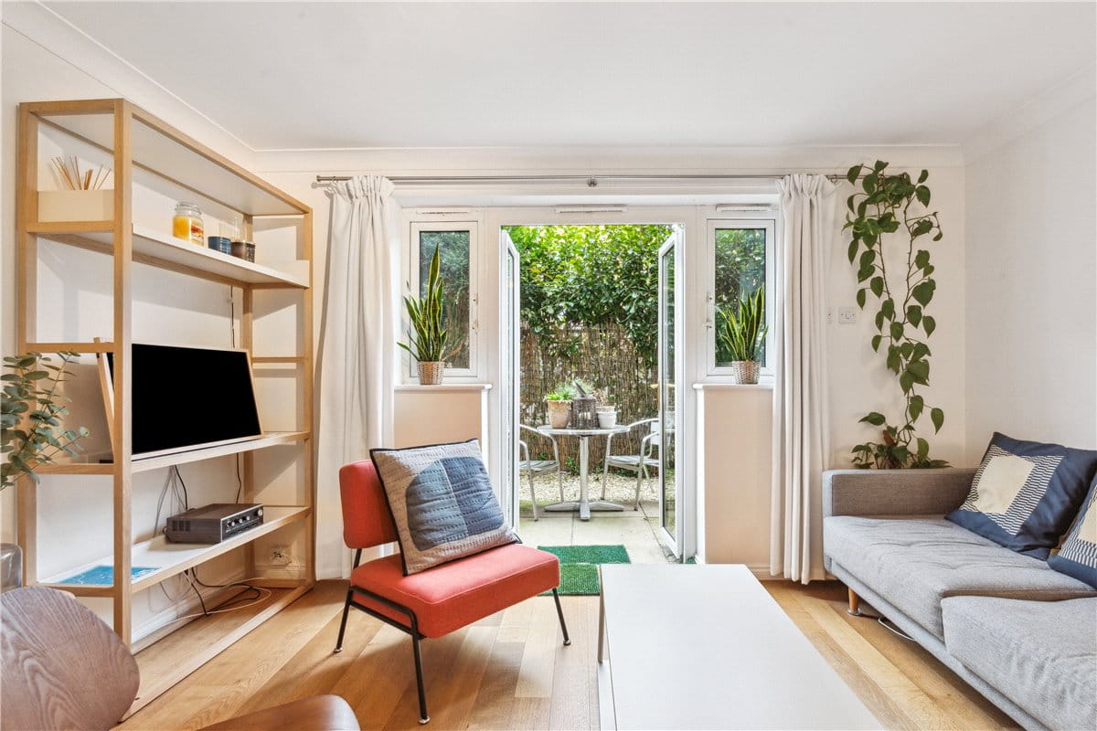 2 bedroom flat, St. James's Drive, London SW12 - Sold STC