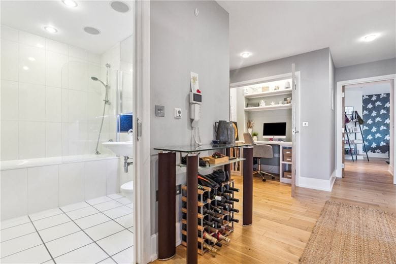 3 bedroom flat, Commodore House, Battersea Reach SW18 - Available