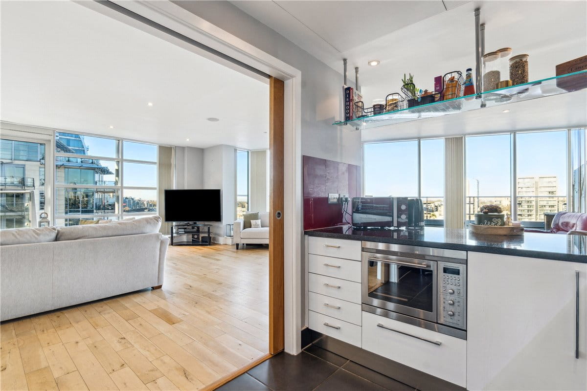 3 bedroom flat, Commodore House, Battersea Reach SW18 - Available