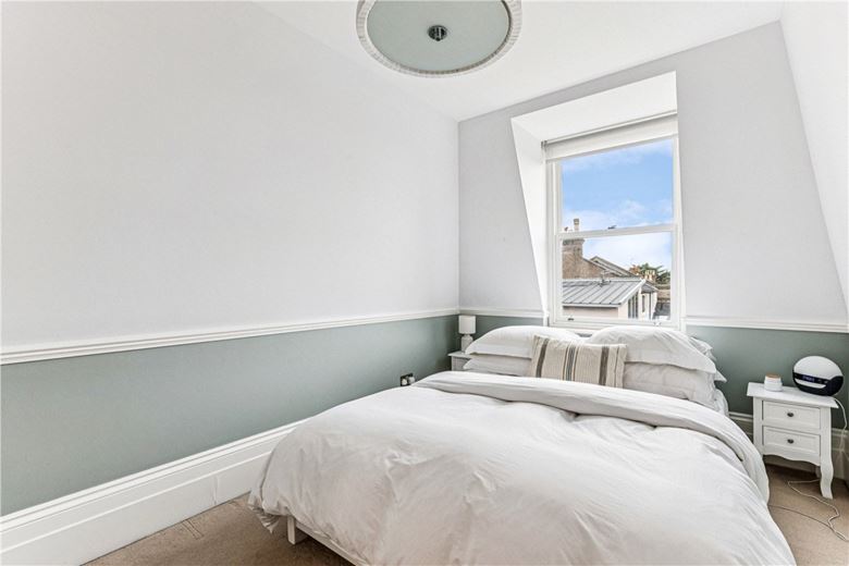 2 bedroom flat, Trinity Road, London SW17 - Available