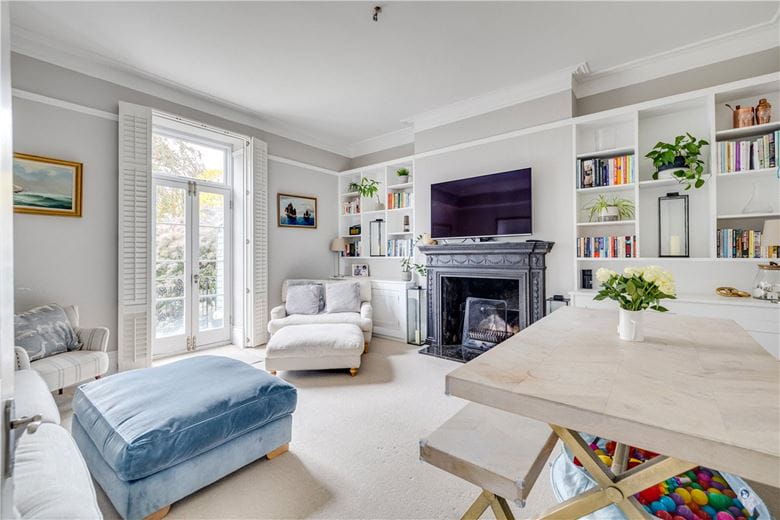 2 bedroom flat, North Side Wandsworth Common, London SW18 - Available