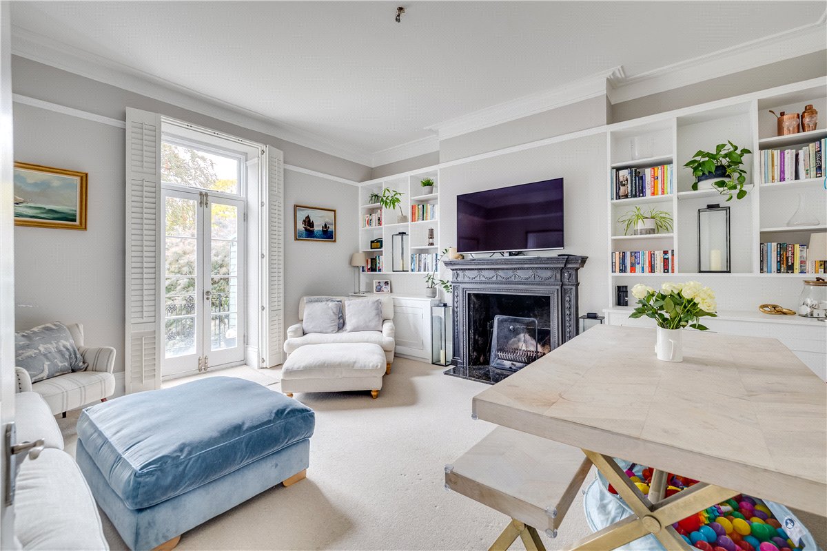2 bedroom flat, North Side  Wandsworth Common, London SW18 - Sold STC