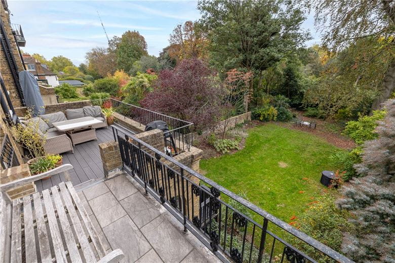 2 bedroom flat, North Side Wandsworth Common, London SW18 - Available
