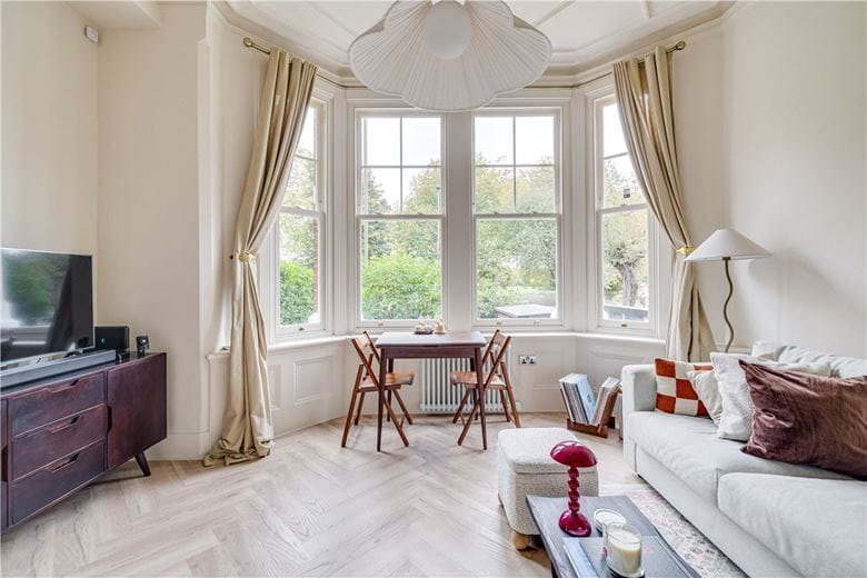 2 bedroom flat, Nightingale Lane, London SW12 - Available