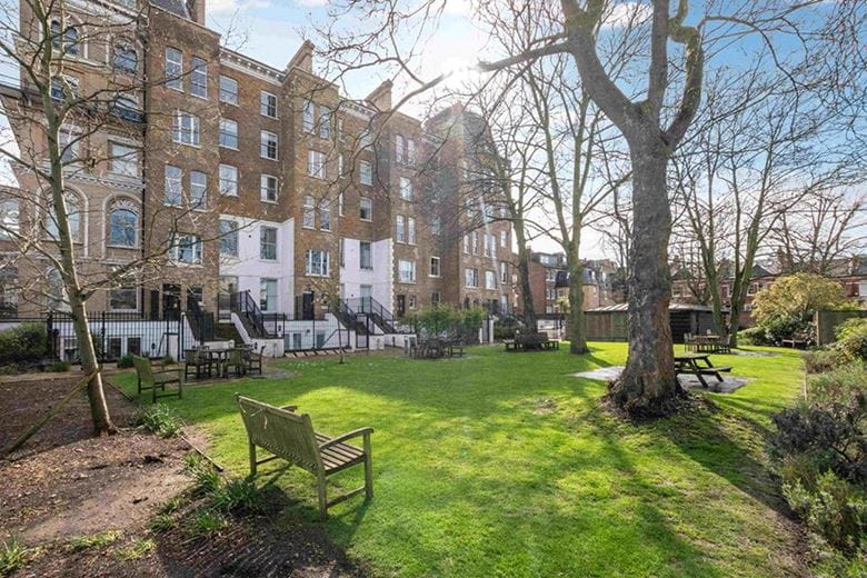 2 bedroom flat, Clapham Common North Side, London SW4 - Available