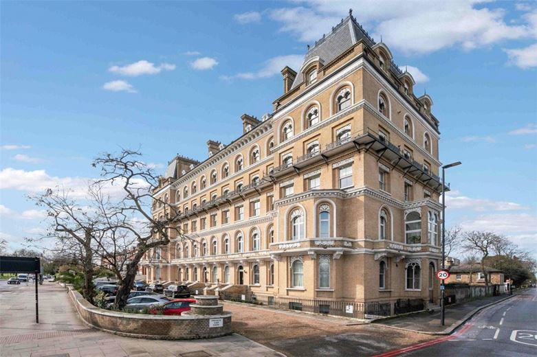2 bedroom flat, Clapham Common North Side, London SW4 - Available
