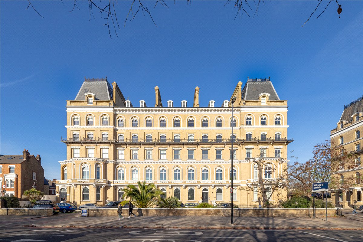 2 bedroom flat, Clapham Common North Side, London SW4 - Available