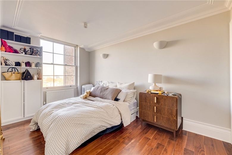 2 bedroom flat, Clapham Common North Side, London SW4 - Available