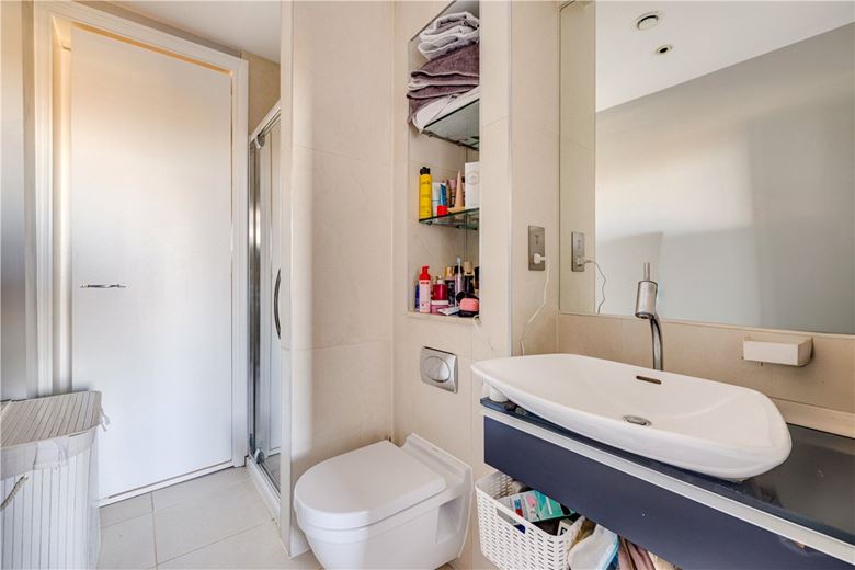 2 bedroom flat, Clapham Common North Side, London SW4 - Available