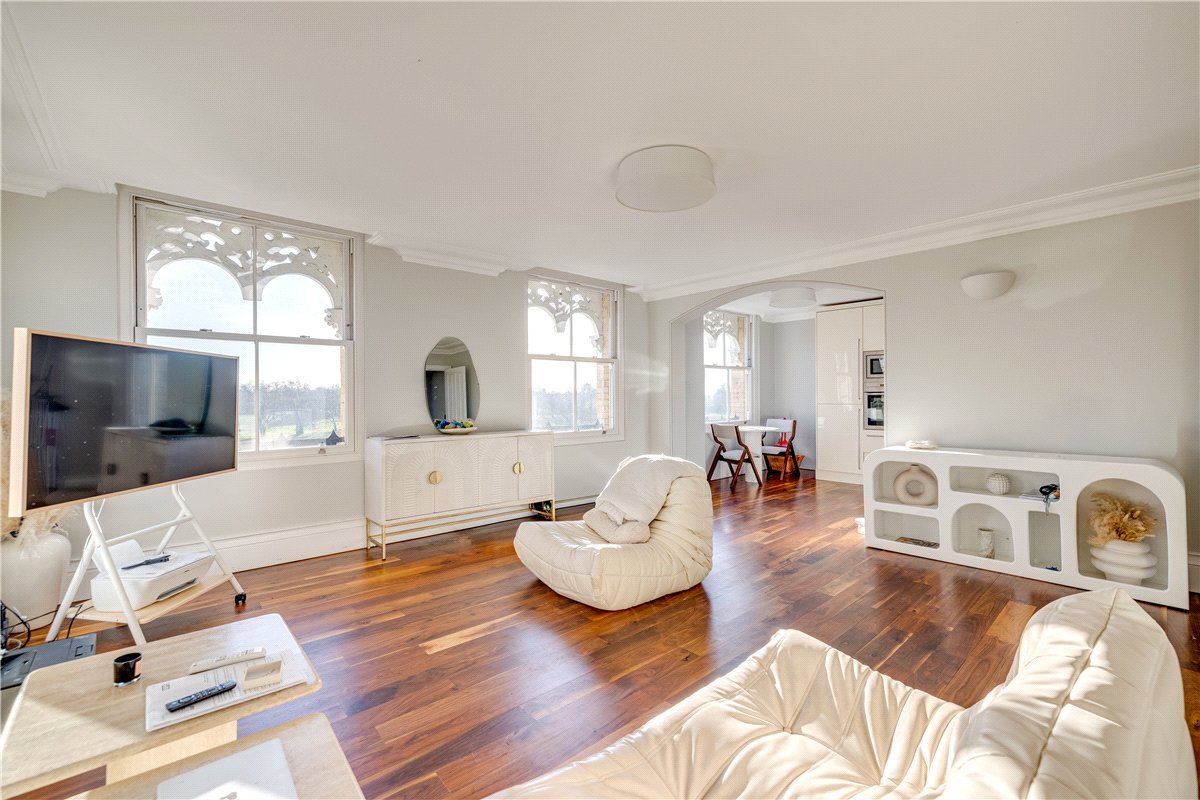 2 bedroom flat, Clapham Common North Side, London SW4 - Available