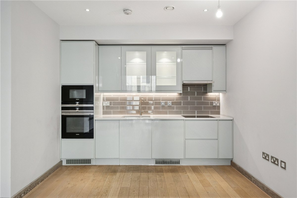  bedroom flat, Chivers Passage, London SW18 - Available