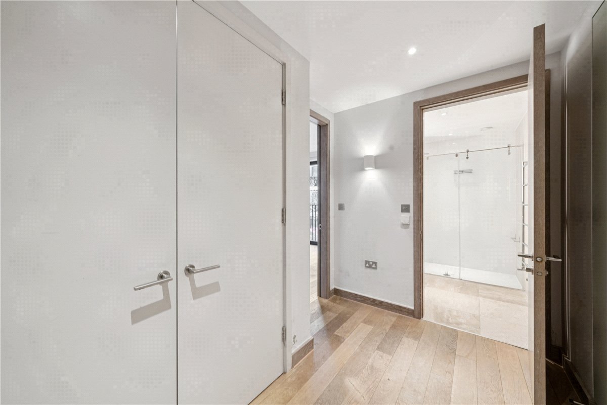  bedroom flat, Chivers Passage, London SW18 - Available
