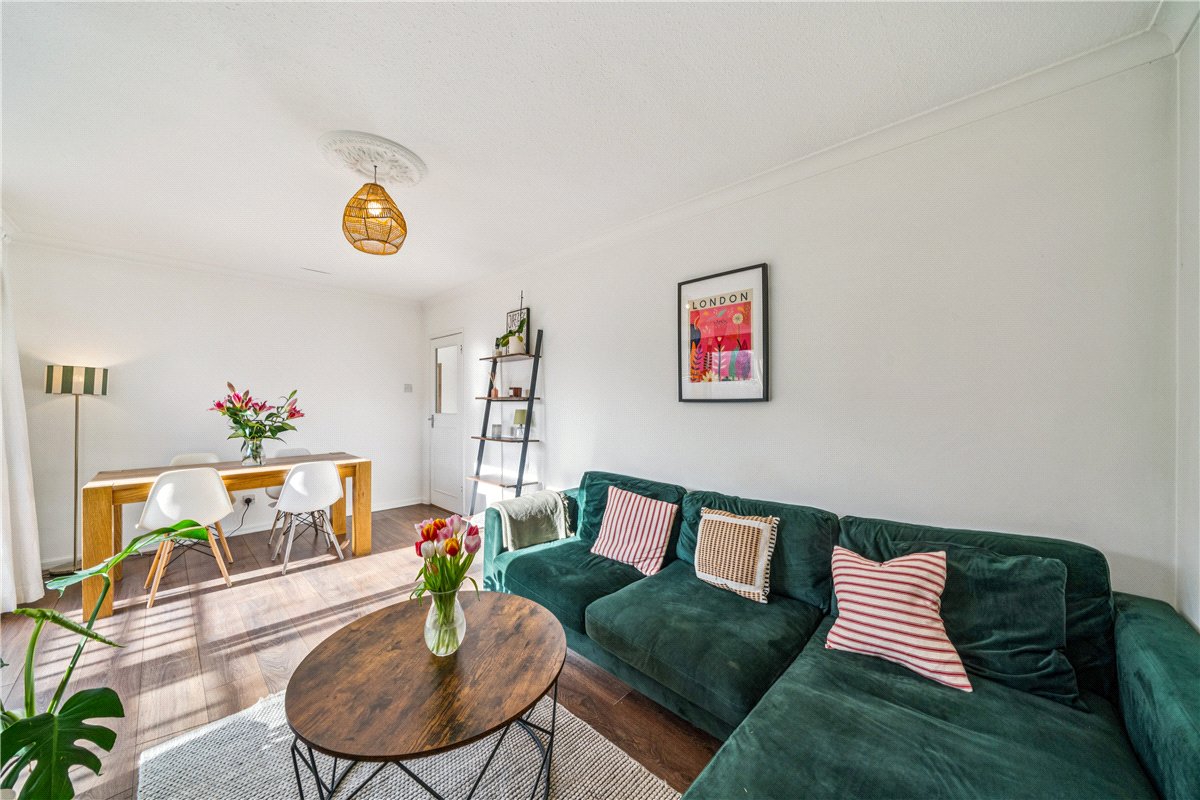 2 bedroom flat, Mayford Close, London SW12 - Available