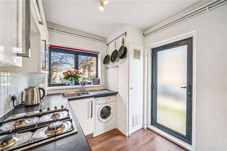 2 bedroom flat, Mayford Close, London SW12 - Available