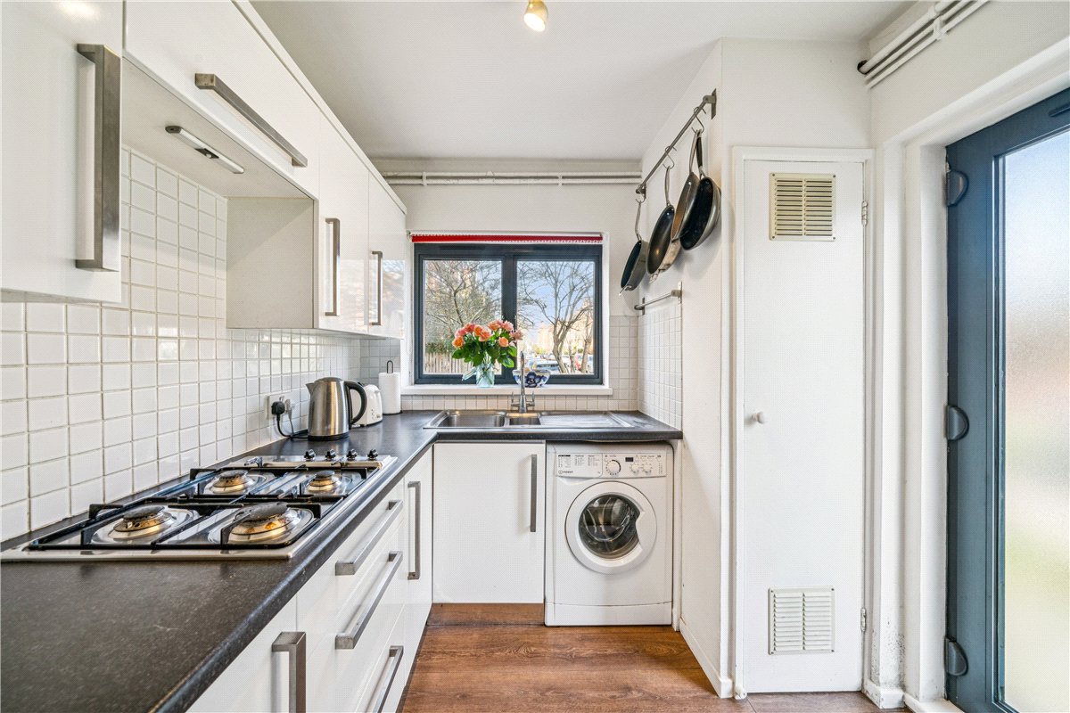 2 bedroom flat, Mayford Close, London SW12 - Available