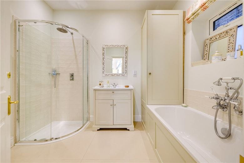 2 bedroom maisonette, Birdhurst Road, London SW18 - Available