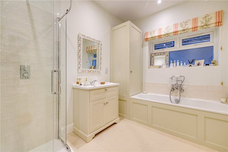 2 bedroom maisonette, Birdhurst Road, London SW18 - Available