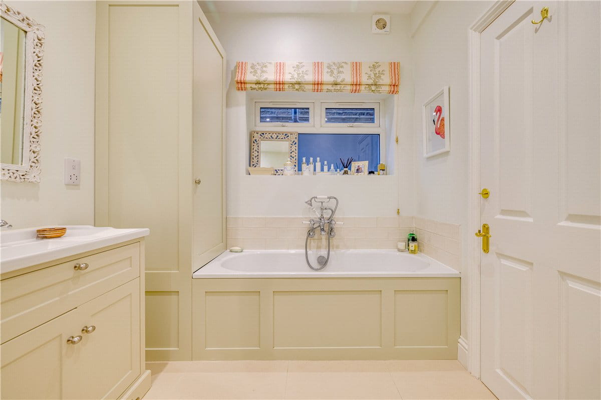 2 bedroom maisonette, Birdhurst Road, London SW18 - Available