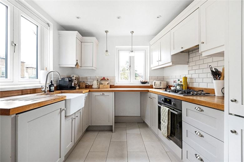 2 bedroom flat, East Hill, London SW18 - Available