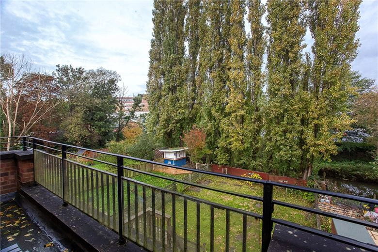 3 bedroom house, Waterside Gardens, York YO31
