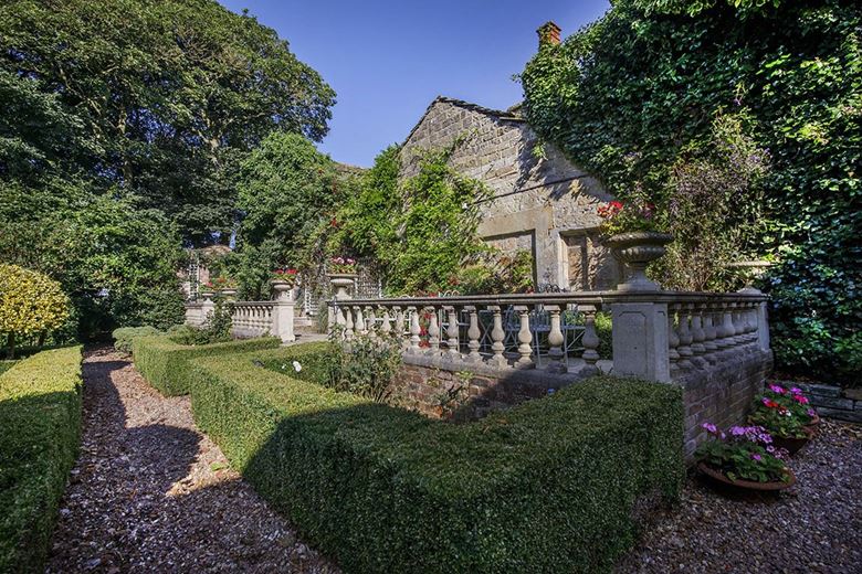 6 bedroom house, Royds Hall, Royds Hall Lane BD12 - Available