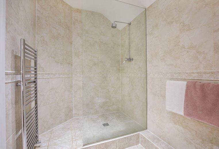 6 bedroom house, Royds Hall, Royds Hall Lane BD12 - Available