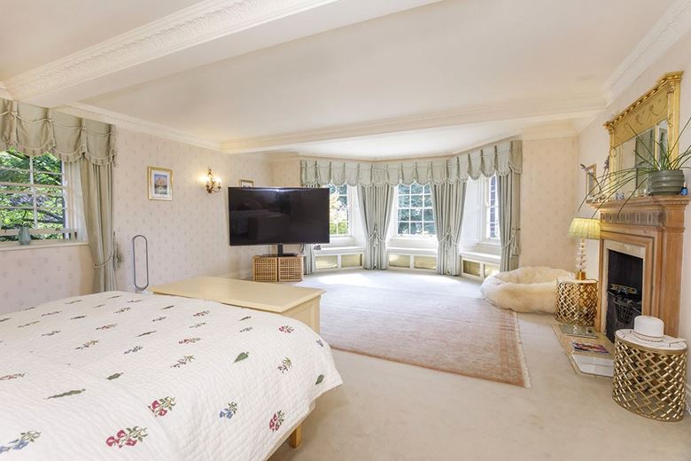 6 bedroom house, Royds Hall, Royds Hall Lane BD12 - Available