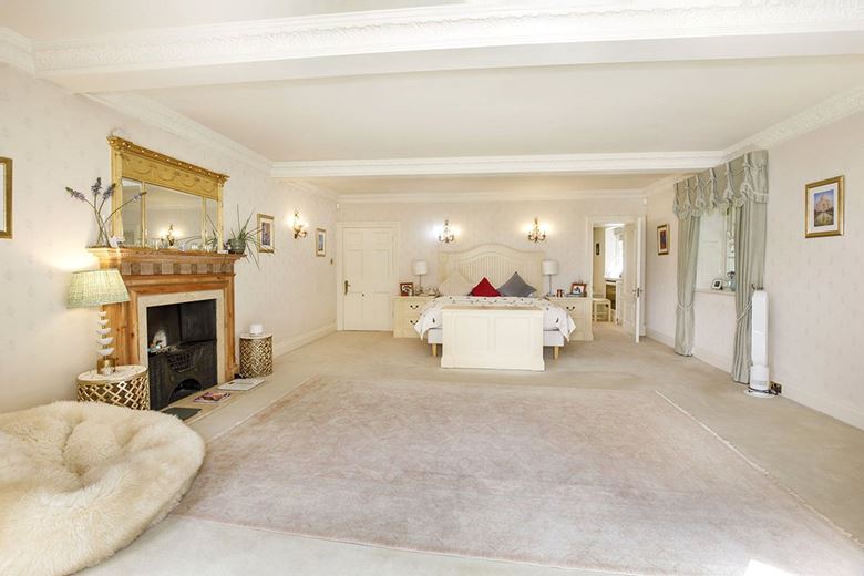 6 bedroom house, Royds Hall, Royds Hall Lane BD12 - Available