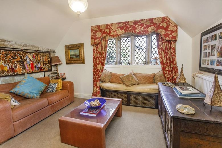 6 bedroom house, Royds Hall, Royds Hall Lane BD12 - Available