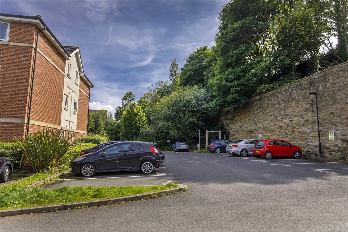 2 bedroom flat, Blackthorn Drive, Huddersfield HD3