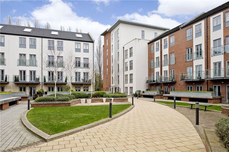 3 bedroom flat, Adventurers Court, Pond Garth YO1 - Available