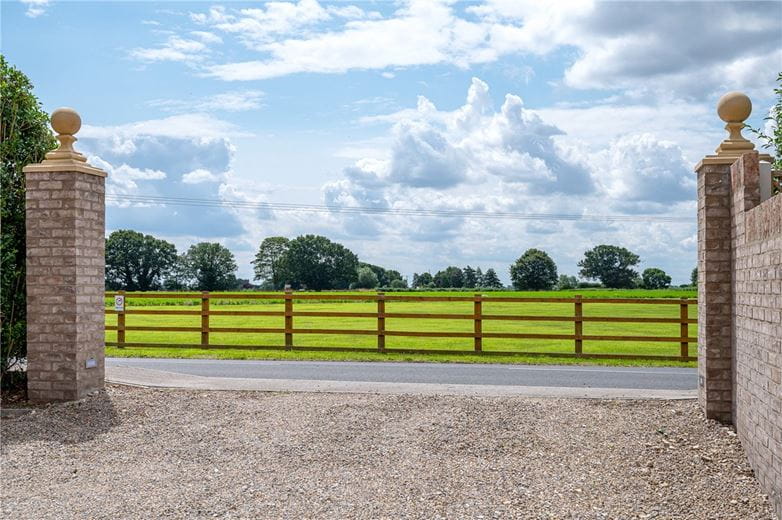 6 bedroom house, Selby Road, Riccall YO19 - Available