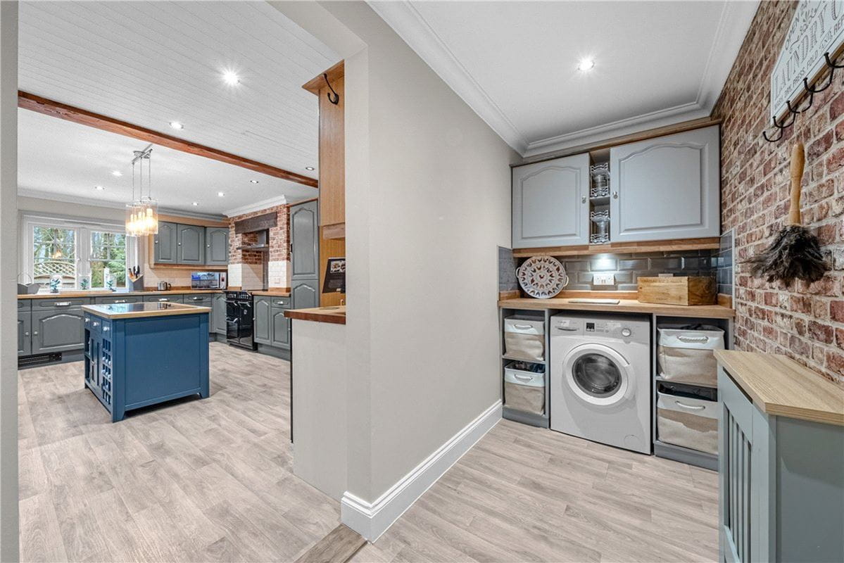 6 bedroom house, Selby Road, Riccall YO19 - Available