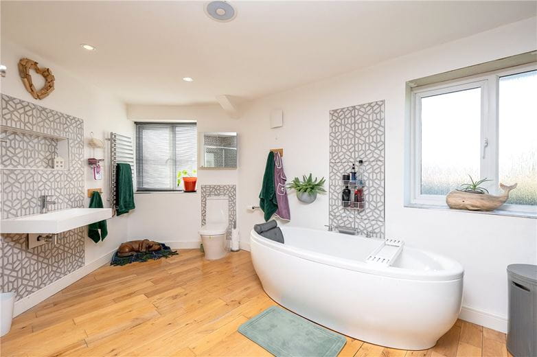 5 bedroom house, East Lea View, Cayton YO11 - Available