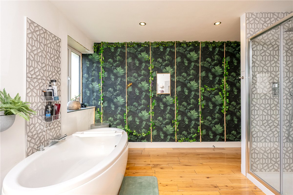 5 bedroom house, East Lea View, Cayton YO11 - Available