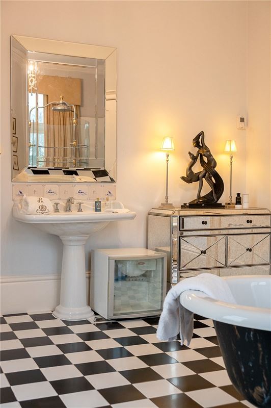 8 bedroom house, Northorpe Hall, Northorpe DN21 - Available