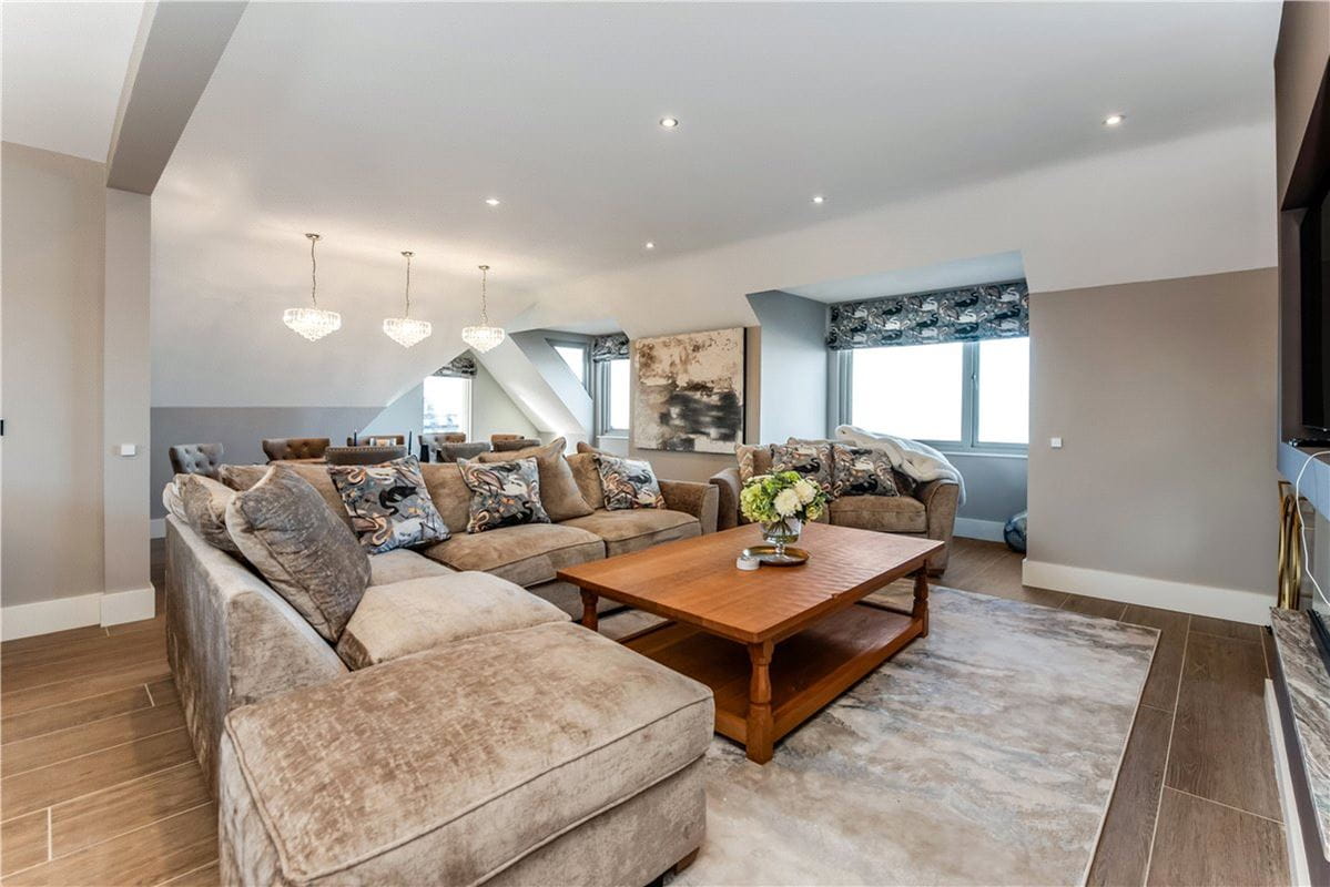 3 bedroom flat, Farne House, 12 Crewe Street NE68 - Available