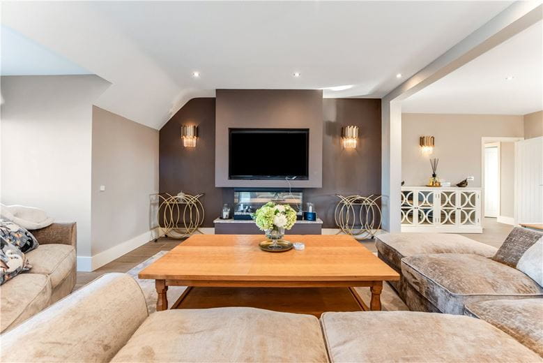3 bedroom flat, Farne House, 12 Crewe Street NE68 - Available