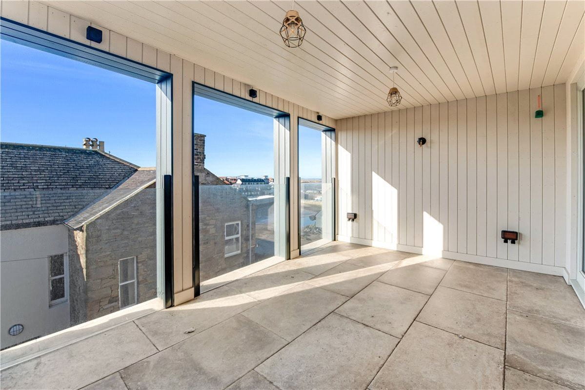 3 bedroom flat, Farne House, 12 Crewe Street NE68 - Available