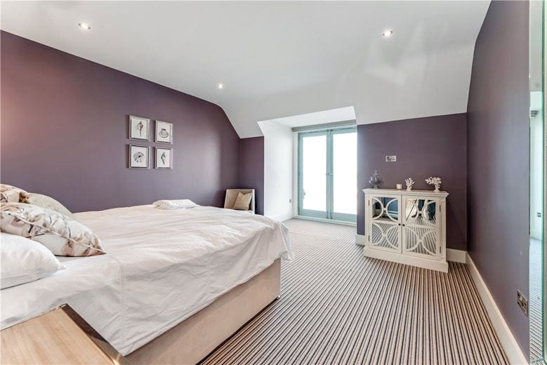 3 bedroom flat, Farne House, 12 Crewe Street NE68 - Available